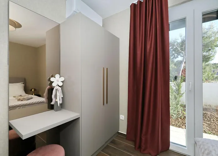 Wave Of Mit Meerblick, Beheiztem Pool Und Direktem Strandzugang - Familienfreundlich, 4 Sz, Villa Rovanjska